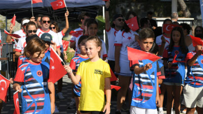 Kuşadası’nda Zafer Bayramı Coşkusu Tenis Turnuvasıyla Kutlanıyor Kuşadası Belediyesi spor alanındaki faaliyetlerine hız kesmeden devam ediyor. 30