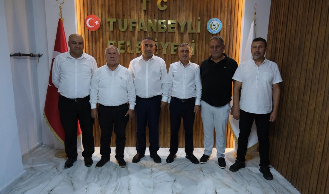 Güngör Geçer Tufanbeyli’de Büyükşehir şantiyelerini denetledi, vatandaşla bir araya geldi,