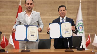 MUĞLA İLE DEFNE ARASINDA KÖPRÜ: KARDEŞ ŞEHİR PROTOKOLÜ İMZALANDI Muğla Büyükşehir Belediye Başkanı Ahmet Aras ve Defne Belediye Başkanı