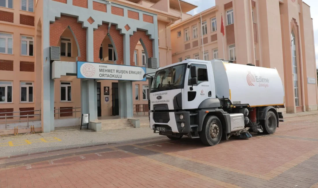 Edirne Belediyesi, yeni eğitim öğretim yılı öncesinde okulların çevresinde temizlik