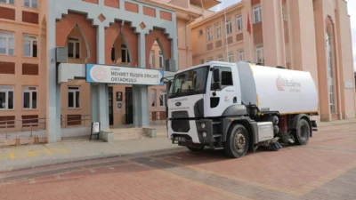 Edirne Belediyesi Okulları Yeni Eğitim Yılına Hazırlıyor Edirne Belediyesi, yeni eğitim öğretim yılı öncesinde okulların çevresinde temizlik