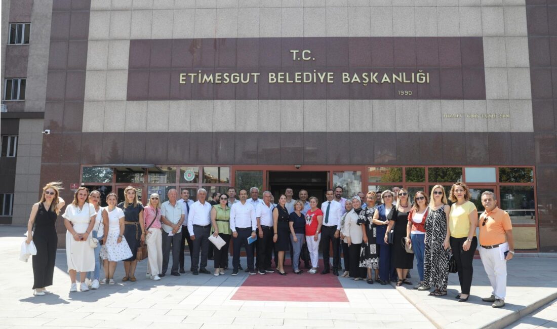 Etimesgut Belediye Başkan Yardımcısı Ebru Keyvan, Etimesgutlu muhtarlar ile bir
