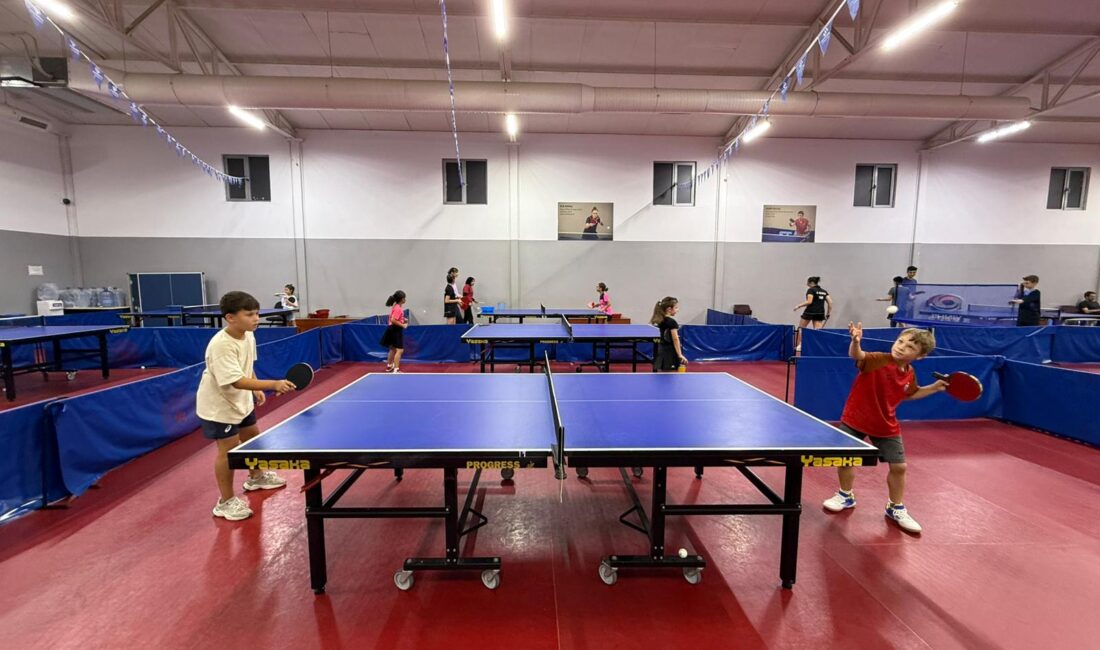 Yalova Belediyesi’nin yaz spor okulları kapsamında açtığı masa tenisi kursu,