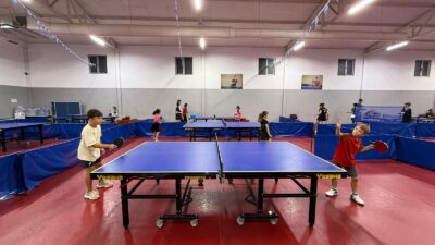 Yalova Belediyesi’nin yaz spor okulları kapsamında açtığı masa tenisi kursu,