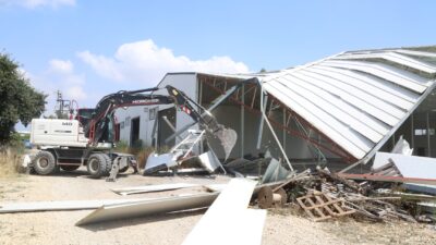 Nilüfer’de Kaçak İki İş Yeri Yıkıldı Nilüfer Belediyesi, Ürünlü ve Yaylacık Mahalleleri’nde imara aykırı olduğunu tespit