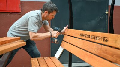 Bornova Parklarına Yeni Nesil Oturma Alanları Bornova Belediyesi, ilçedeki parkları vatandaşların güneşten ve yağmurdan korunarak konforlu