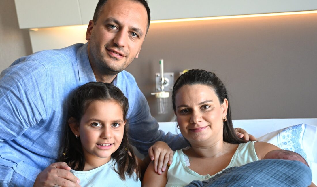Bir kız çocuk sahibi olan Bornova Belediye Başkanı Ömer Eşki
