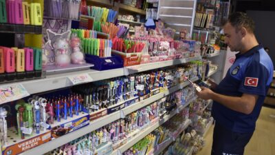 Karacabey Zabıta Ekiplerinden Okul Öncesi Kırtasiye Denetimi Yeni eğitim dönemi öncesinde harekete geçen Karacabey Belediyesi Zabıta ekipleri,