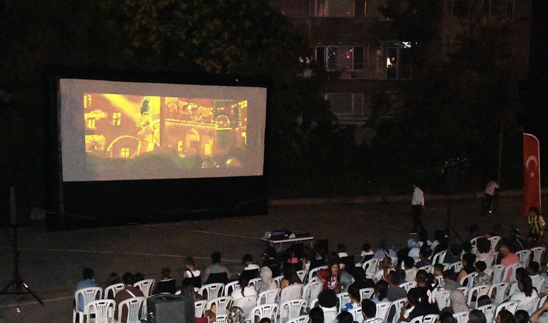 Minik izleyiciler, Osmangazi Belediyesi’nin mahallelerde düzenlediği açık hava sinema gösterimlerinde