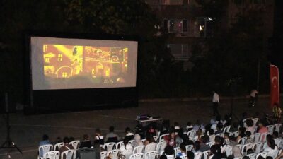 Minik izleyiciler, Osmangazi Belediyesi’nin mahallelerde düzenlediği açık hava sinema gösterimlerinde