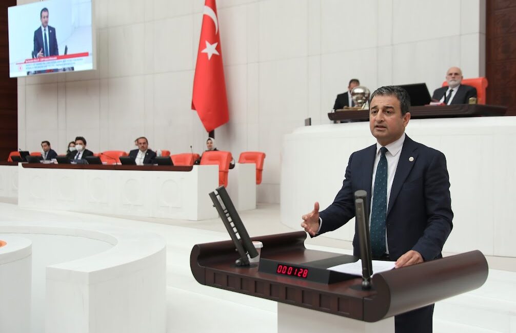 CHP Genel Başkan Yardımcısı Burhanettin Bulut, rekor sıcaklıkları yaşayan Adana’da