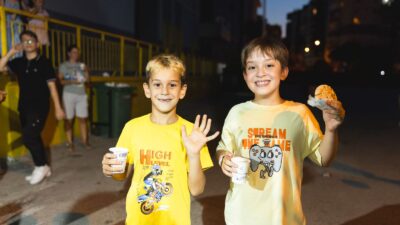 Yaz tatilinin keyfini çıkaran çocuklara, Balçova Belediye Başkanı Onur Yiğit’ten