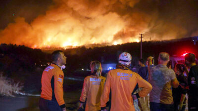 Buca’da Alevler Tüm Gece Söndürüldü Buca’da otoyoldaki bir minibüste çıkıp ormana sıçrayan yangın dün gece