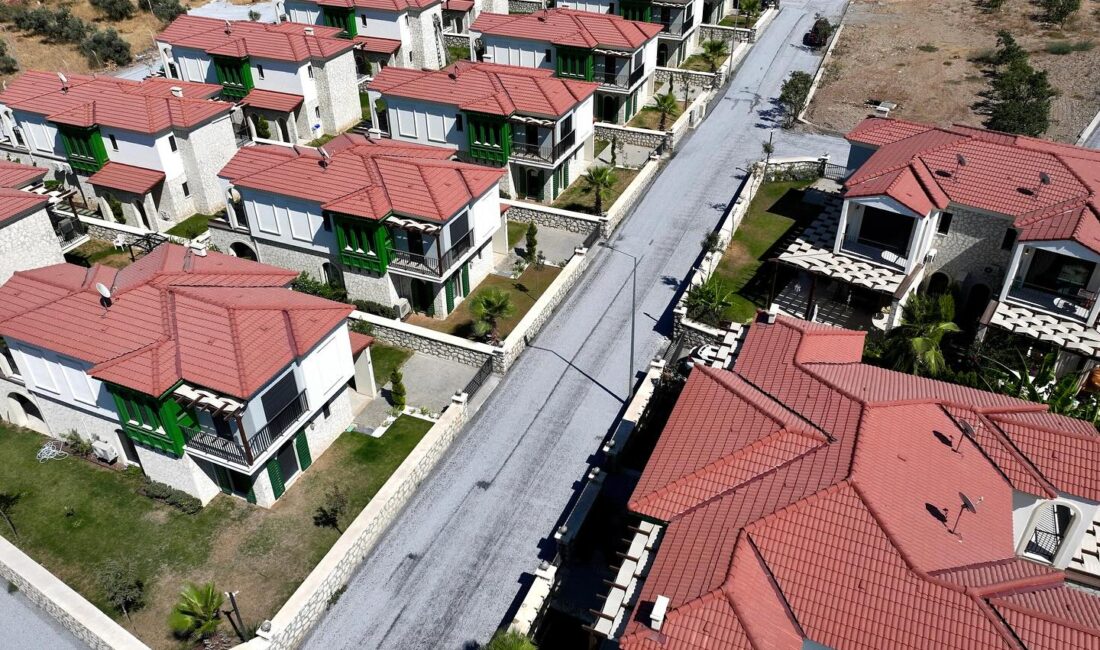 Kuşadası Belediyesi Fen İşleri Müdürlüğü’ne bağlı ekipler tarafından kent genelinde yürütülen yol yapım çalışmaları