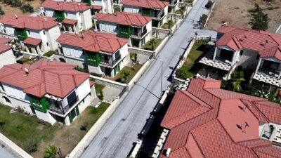 Kuşadası Belediyesi Ekiplerinden 7/24 Yol Mesaisi Kuşadası Belediyesi Fen İşleri Müdürlüğü’ne bağlı ekipler tarafından kent genelinde yürütülen yol yapım çalışmaları