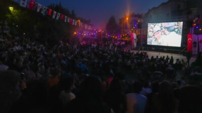 Kibar Feyzo Filmi Keçiören’de Keyifli Bir Akşam Yaşattı Keçiören Belediyesi’nin yaz boyunca sürdürdüğü kültür-sanat etkinlikleri kapsamında düzenlenen “Bir