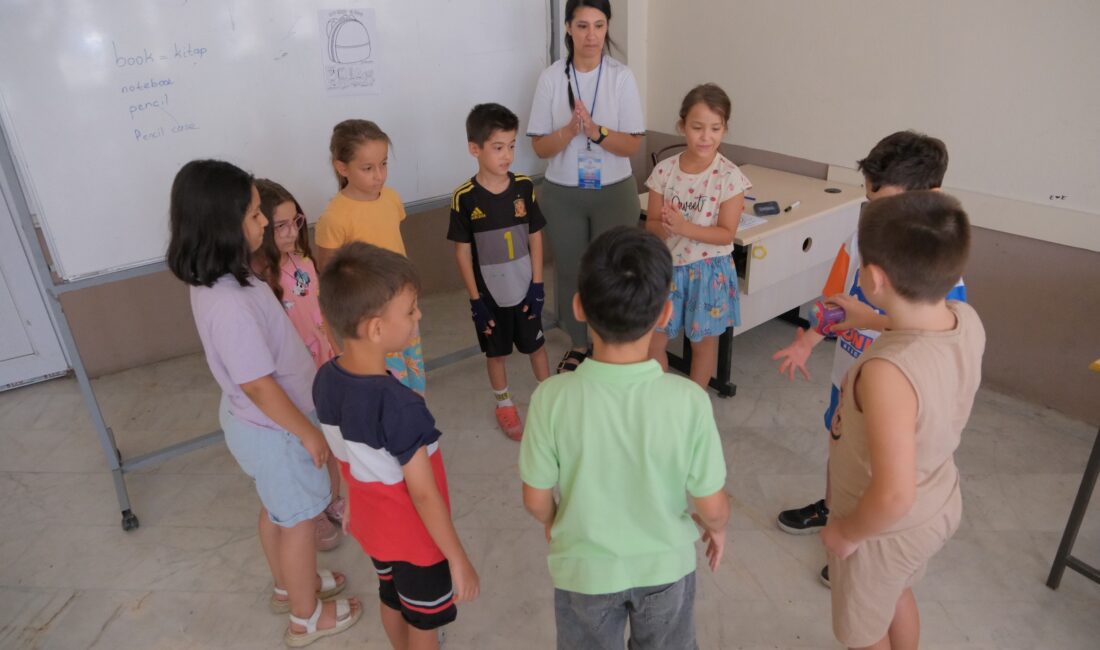 Aydın Büyükşehir Belediyesi’nin yaz kursları kapsamında düzenlediği İngilizce eğitimleri, çocukların