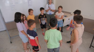 Aydın Büyükşehir Belediyesi’nin yaz kursları kapsamında düzenlediği İngilizce eğitimleri, çocukların