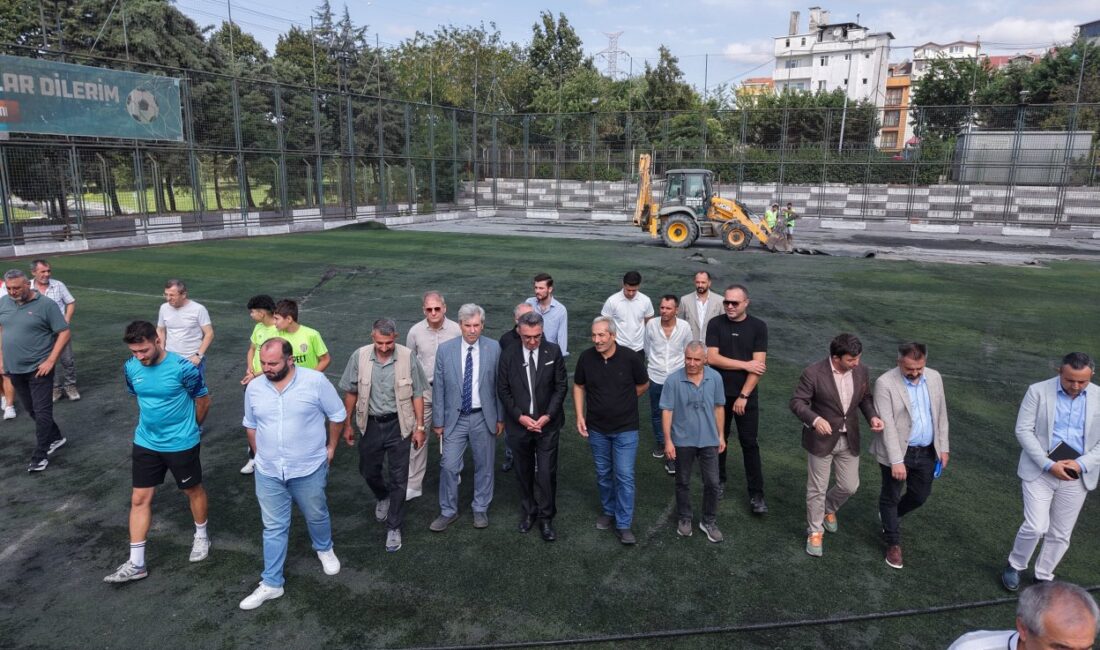 Bayrampaşa Belediyesi, ilçedeki spor alanlarını yenileme çalışmaları kapsamında çim sahaları