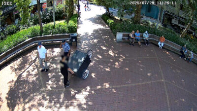 Yalova’da Çöp Bidonları Boş Olmasına Rağmen Yere Atılan Atık Cezayla Sonuçlandı
Yalova Belediyesi, kentin temizliğine zarar veren duyarsızlığa kameralarla ‘dur’ dedi.