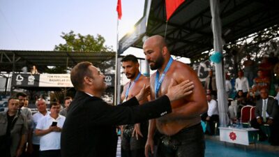 Kurtdere’de Altın Kemer’in sahibi Orhan Okulu 65. Geleneksel Kurtdereli Mehmet Pehlivan Yağlı Güreşleri’nin Başpehlivanı Orhan Okulu