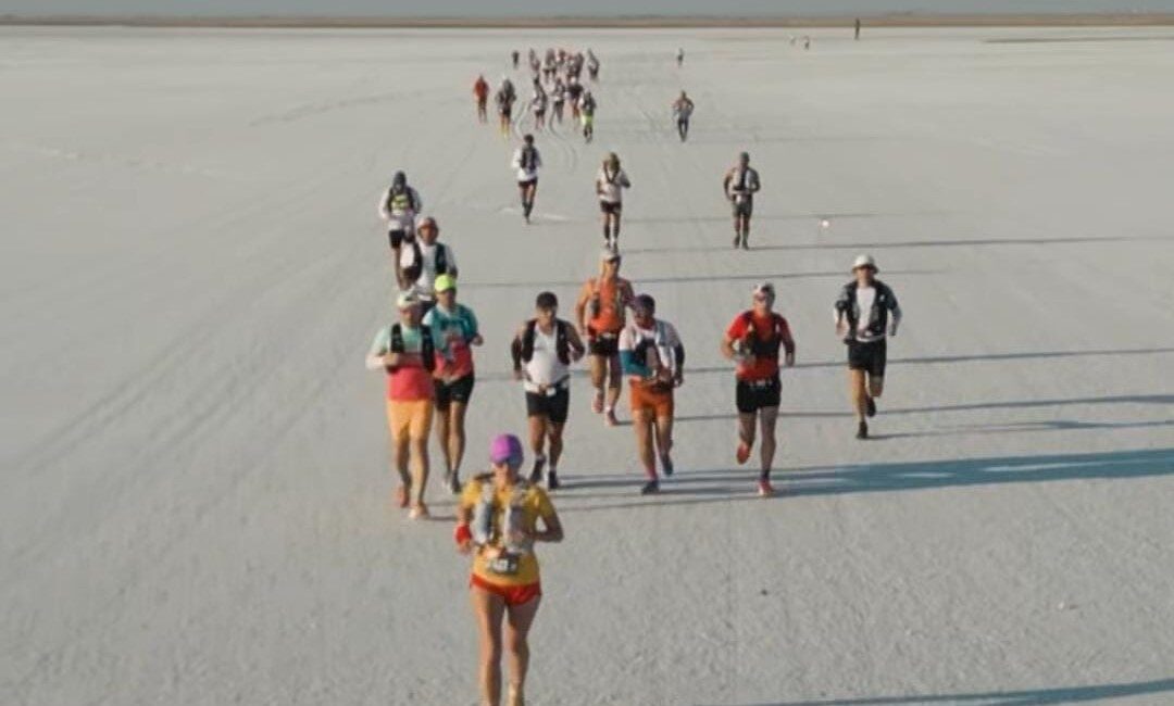 Çukurova Belediyesi‘nin ödüllere doymayan maratoncuları dünyada tuz üzerinde koşulan tek