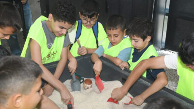 Osmangazi Belediyesi’nin “Minik Arkeologlar İş Başında” projesi, çocukları tarihin büyülü