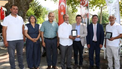 Orman yangınlarının ardından çevre temizliği için gönüllü olarak harekete geçen