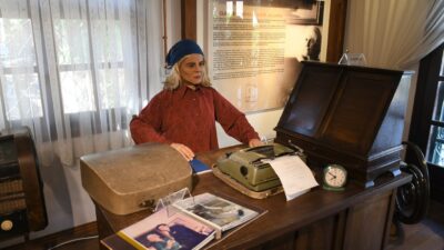 Kuşadası’nda uzun yıllar yaşamış, Türkiye’nin ve özellikle Kuşadası’nın doğal güzelliklerini