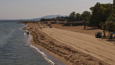 Yalova Belediyesi Temizlik İşleri Müdürlüğü ekipleri, vatandaşların ve tatilcilerin yaz