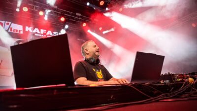 94. İzmir Enternasyonal Fuarı kapsamında düzenlenen Çim Konserleri, 90’lar gecesiyle