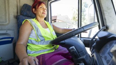 İzmir Büyükşehir Belediyesi bünyesinde çekici operatörlüğü yapan Munise Demirer, 17