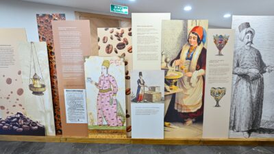 İzmir Büyükşehir Belediyesi'nin yenileyerek hizmete açtığı Göl Gazinosu İzmirlilerin yeniden