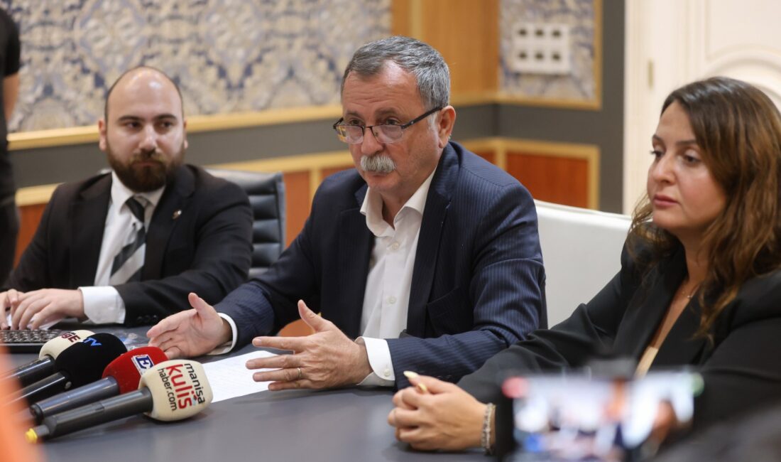 Yunusemre Belediye Başkanı Semih Balaban, önceki dönemde, Millet Çarşısı içerisinde