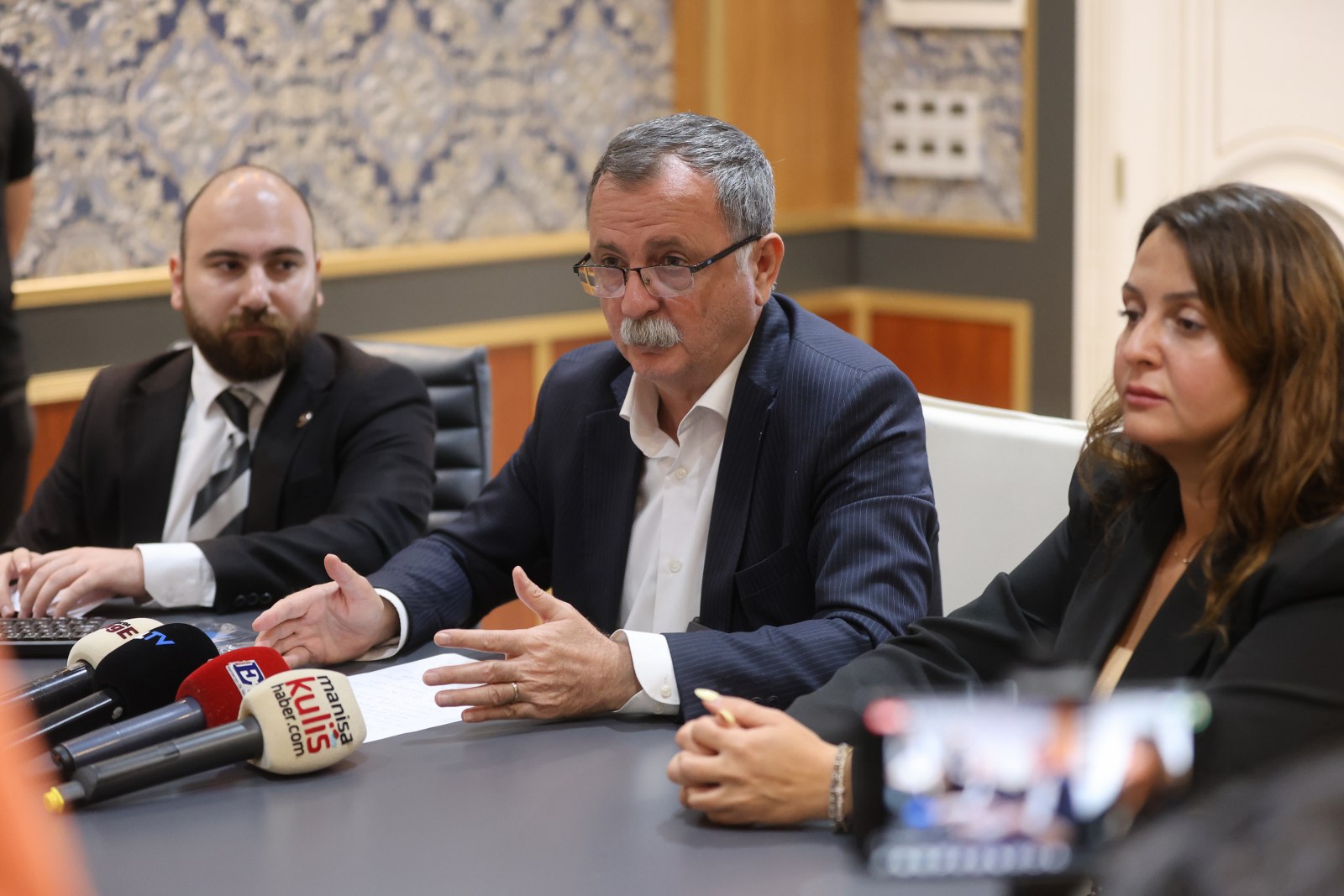 Yunusemre Belediye Başkanı Semih Balaban, önceki dönemde, Millet Çarşısı içerisinde