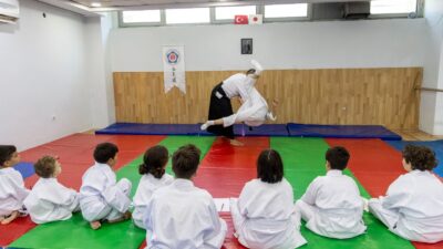 Karşıyaka’da Kış Spor Okulları Başlıyor Karşıyaka Belediyesi tarafından düzenlenen Kış Spor Okulları için kayıtlar başladı.