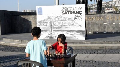 Kuşadası’nda “Sokakta Satranç Var!” Kuşadası Belediyesi, yıl boyunca düzenlediği kültür