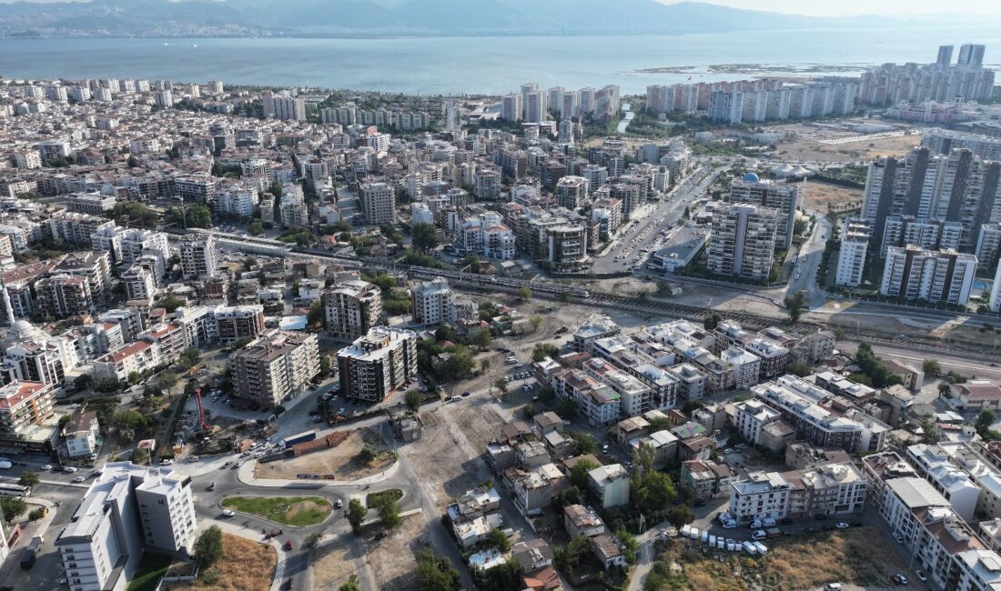 İzmir Büyükşehir Belediyesi Karşıyaka'da Kemal Baysak Bulvarı'nı İZBAN hattı üzerinden