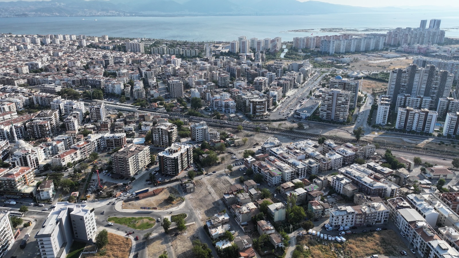 İzmir Büyükşehir Belediyesi Karşıyaka'da Kemal Baysak Bulvarı'nı İZBAN hattı üzerinden