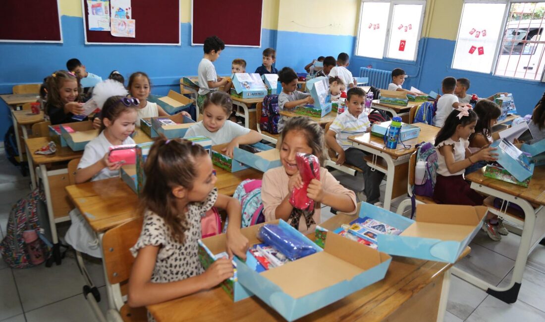 Dikili Belediyesi’nden Minik Öğrencilere Eğitim Seti Desteği Eğitimde fırsat eşitliğini