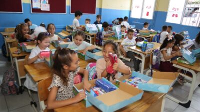 Dikili Belediyesi’nden Minik Öğrencilere Eğitim Seti Desteği Eğitimde fırsat eşitliğini