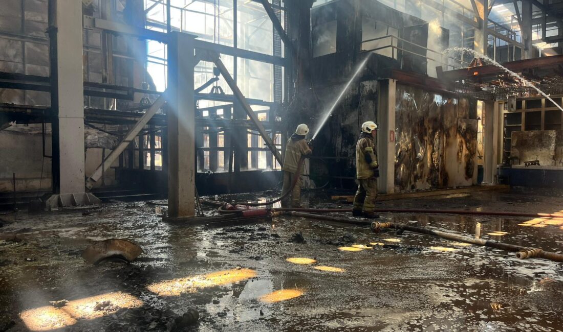 İzmir İtfaiyesi, Aliağa Organize Sanayi Bölgesi’ndeki Fabrika Yangınına Müdahale Etti