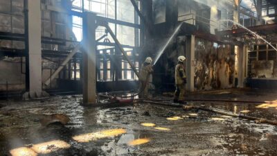 İzmir İtfaiyesi, Aliağa Organize Sanayi Bölgesi’ndeki Fabrika Yangınına Müdahale Etti