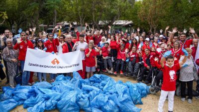 İzmirlilerden Dünya Rekoru İçin Kıyı Temizliği Yaizu Chuo Lisesi‘nin Japonya