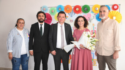 Osmangazi Belediye Başkanı Erkan Aydın, yeni eğitim-öğretim yılının ilk
gününde öğrencilerin