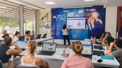 Balçova Belediyesi kadınların dijital mecralarda güçlenmesi amacıyla “Kadınlar Dijitalde Parlıyor”