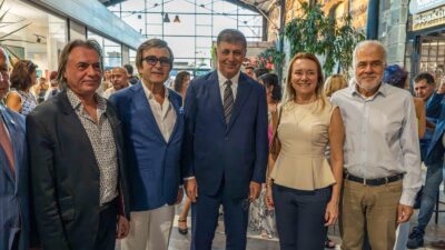 İzmir Büyükşehir Belediye Başkanı Dr. Cemil Tugay, ressam Devrim Erbil