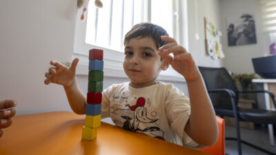 Mersin Büyükşehir Otizm Merkezi’nde Çocukların Gelişimi Yakından Takip Ediliyor Mersin Büyükşehir Belediyesi’nin geçtiğimiz yıl Sağlık İşleri Dairesi Başkanlığı bünyesinde