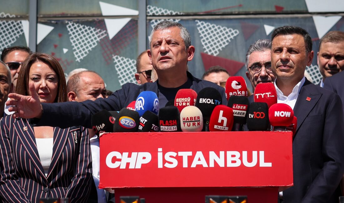 Cumhuriyet Halk Partisi Lideri Özgür Özel, partisinin İstanbul İl Başkanlığında