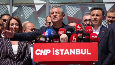 Cumhuriyet Halk Partisi Lideri Özgür Özel, partisinin İstanbul İl Başkanlığında